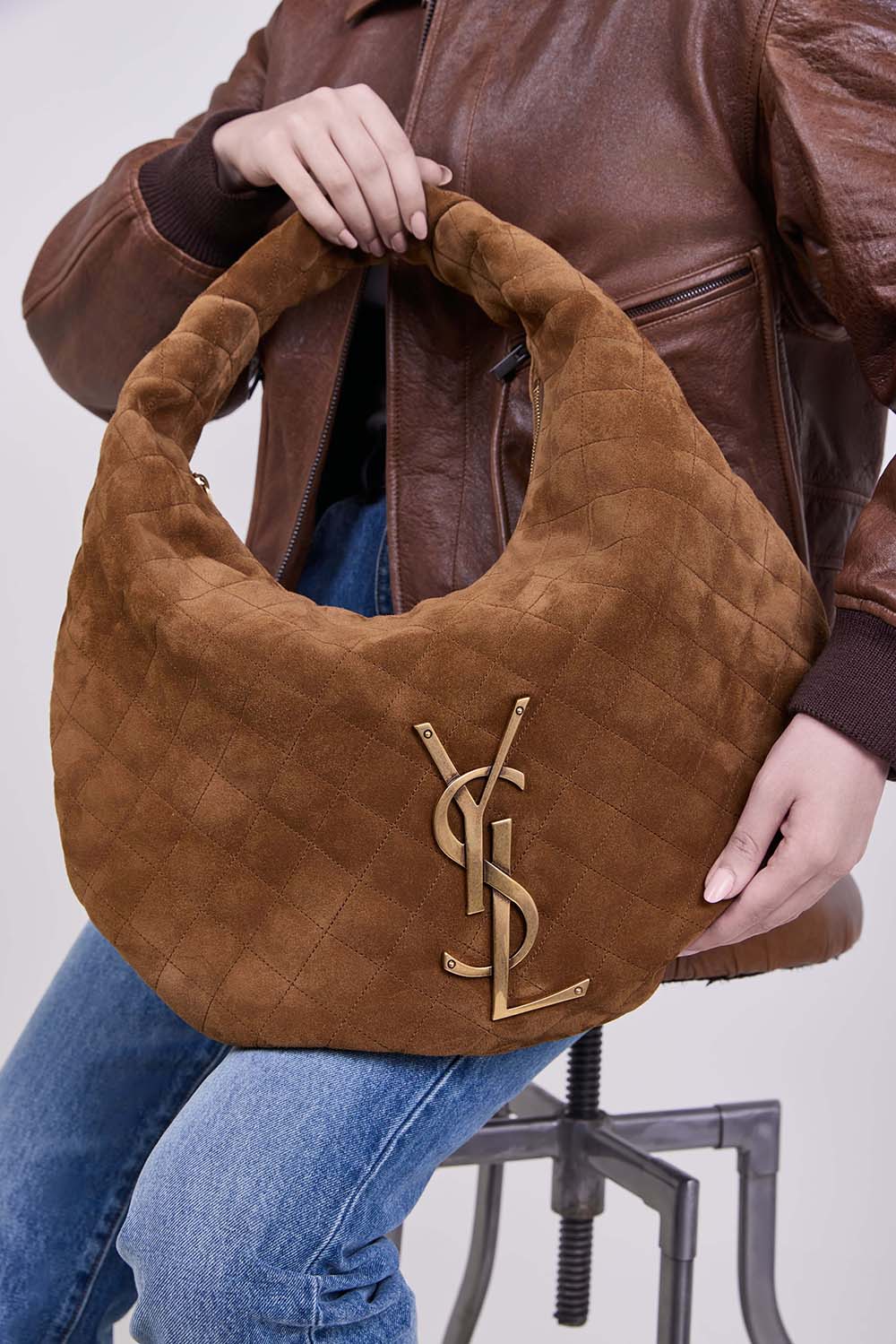 תמונת כל הלוק של תיק כתף הובו